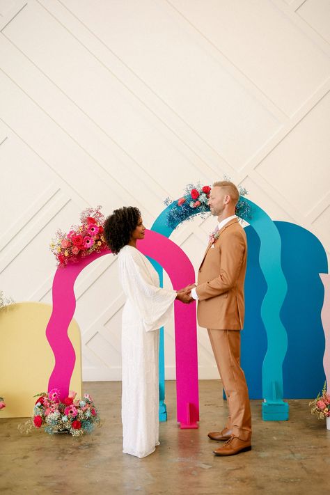 Fun Wedding Backdrop, Photo Arch Backdrops, Diy Wedding Backdrops, Wedding Photo Area, Arch Ceremony Backdrop, Diy Arch Backdrop, Funky Wedding, Wedding Rentals Decor, Wedding Backdrops