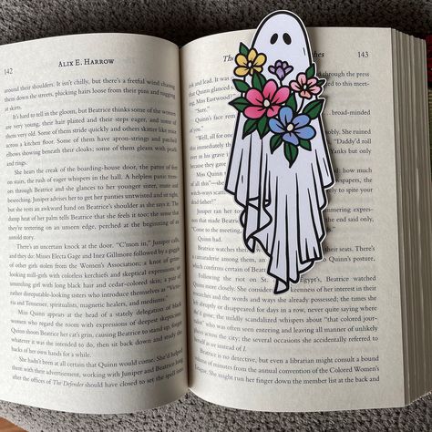 This Ghostie Bookmark is perfect for the reader with a spooky but cute vibe. Also great as a gift for the book lover in your life! Size: approximately 2.5" x 6" A handmade bookmark designed by me, printed on heavy cardstock, and die cut to create a seamless look. This bookmark is single sided; the back side of the bookmark will be white. Boho Bookmarks, Spooky But Cute, Spooky Bookmarks, Cute Vibe, Creative Bookmarks, Bookmark Template, Manualidades Halloween, Cute Bookmarks, Diy Bookmarks