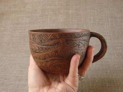 Tea-cup, made of red clay, decorated with hand-carved ornaments, and then fired in milk. Zimmer Diy, Sculptures Céramiques, Cerámica Ideas, Tanah Liat, Ceramic Techniques, Clay Mugs, Pottery Classes, Ceramics Pottery Art, Earthenware Clay