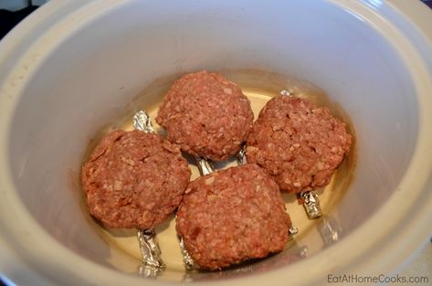 Burgers2 Salisbury Steak Crockpot, Salisbury Steaks, How To Cook Hamburgers, Slow Cooker Bacon, Slow Cooker Salisbury Steak, Eat At Home, Salisbury Steak Recipes, Paleo Crockpot, Crockpot Recipes Beef