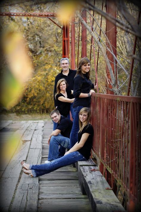 Large Family Photo Shoot Ideas Bridge, Family Photo Bridge Ideas, Larger Family Photo Ideas, Family Of 4 Adults Photoshoot, Family Pictures Ideas Outdoor, Unique Outdoor Family Photo Ideas, Posing Family Of 4 With Teens, Unique Family Picture Ideas, Family Of 6 Adults Picture Poses