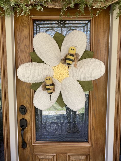 Bee Tree Decorations, Dollar Tree Square Wreath Ideas, Diy Summer Wreaths For Front Door, Dollar Tree Bee Wreath Form, Bumble Bee Wreath Ideas, Bee Wreaths For Front Door, Diy Wreaths Easy, Dollar Tree Flowers, Bee Hive Craft