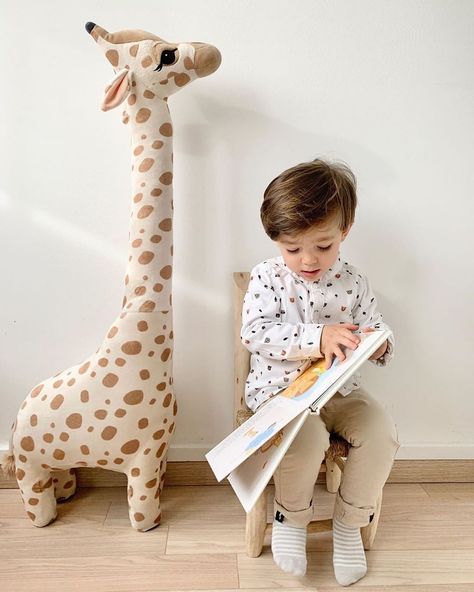 5,860 mentions J’aime, 55 commentaires - H&M HOME (@hmhome) sur Instagram : "Our soft giraffe is a great listener🦒🥰 Thank you @leilamoknaci for sharing this sweet moment!…" H&m Giraffe, Jungle Playroom, Toy Giraffe, Stuffed Giraffe, Plush Giraffe, Giraffe Nursery Decor, Nordic Nursery, Giraffe Stuffed Animal, Large Stuffed Animals