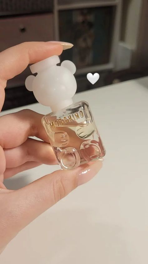 Moschino Aesthetic, Moschino Perfume, Moschino Toy 2, Fresh Face Makeup, Fragrance Store, Mini Perfume, Warm Fragrance, Strawberry Blonde Hair, Perfume Scents