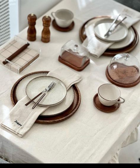 Minimal Table Setting Home, H&m Table Setting, Dining Table Set Up Dinnerware, Elegant Breakfast Table, Table Settings Wooden Table, Dining Table Plates Setting, Plate Setting Ideas For Home, Dining Table Setting Ideas Everyday, Dinner Setting Ideas