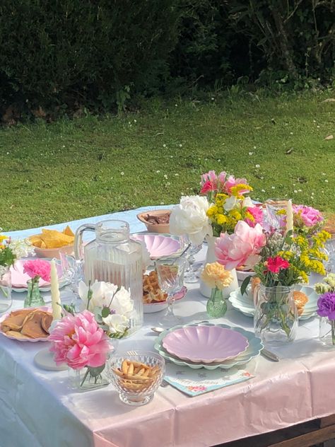 Whimsical Garden Party, Fun Table Settings, Seventeenth Birthday, Garden Party Outfit, Happy Birthday 18th, 20th Birthday Party, Birthday Lunch, Dinner Party Summer, Garden Picnic