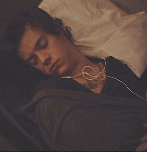 Harry Styles Cuddly, 1d Sleeping, Harry Styles Sleeping, Harry Sleeping On Louis, Harry Styles Imagines Cuddling Sleep, Boyfriend Vibes, Harry Styles 2015, 90s Wallpaper, Sleep Late