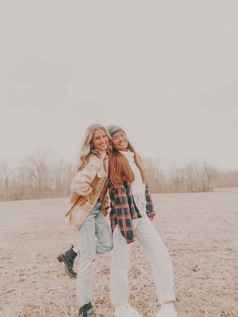 Julia K Crist, Fashion Fotografie, Sisters Photoshoot Poses, Sister Poses, Bff Poses, Friendship Photoshoot, Sisters Photoshoot, Friend Pictures Poses, Best Friend Photography