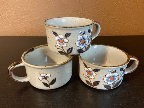 Soup Chili, Vintage Mugs, Vintage Stoneware, Stoneware Dinnerware, Soup Mugs, Stoneware Mugs, Blue And Orange, Beige Background, Orange Flowers