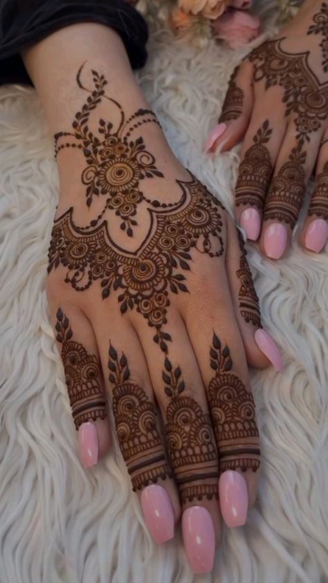 Coquette Mehndi Designs, Girlish Mehendi Designs, Simple Mehndi Palm, Bridal Mehndi Floral, Trending Henna Designs 2024, Mehendi Designs For Hands Front Side, Simple Mehndi Designs Bridal, Traditional Mehndi Designs Indian Bridal, Indian Wedding Mehndi Designs