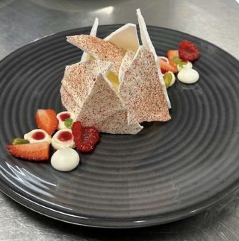 Desert Plating, Plating Dessert, Pavlova Dessert, Avant Guard, Plated Dessert, Pastry School, Dessert Presentation, Pizza Bar, Dessert Plating