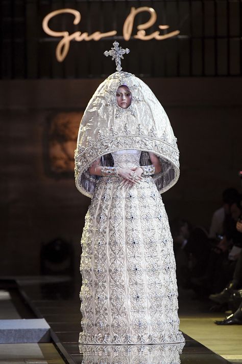 Guo Pei Gui Pei, Guo Pei, Sculptural Fashion, Beautiful Wedding Gowns, Spring Couture, Weird Fashion, Wedding Dress Shoes, Couture Week, Jeremy Scott