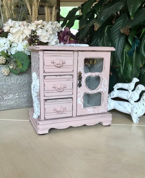 Painted Wooden Furniture, Vintage Room Aesthetic, Retique It, Diy Jewelry Box, Decor Moulds, Shabby Chic Jewellery Box, Rooms Decoration, Painting Wooden Furniture, Jewelry Box Makeover