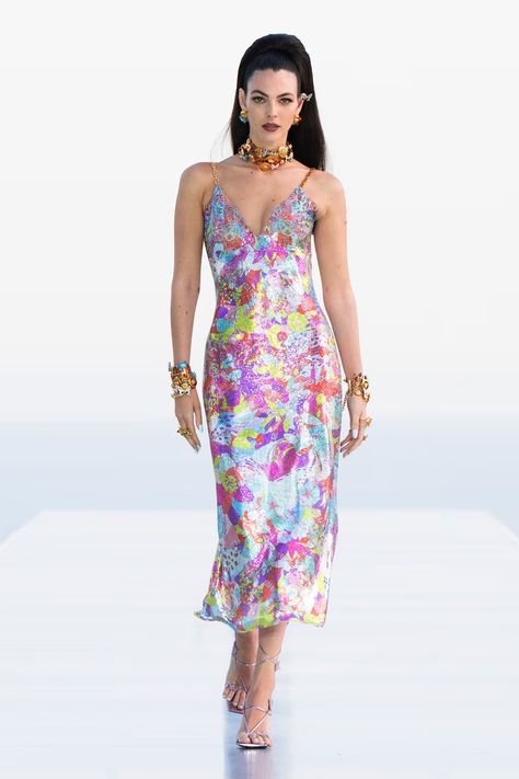 Dua Lipa Versace Collection, Versace Runway, Sleeveless Chiffon Dress, Runway Outfits, Versace Fashion, Versace Dress, Donatella Versace, Dua Lipa, Gianni Versace