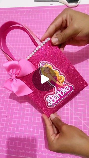 16K likes, 94 comments - thaiideias em February 18, 2024: "Sacolinha da Barbie feita em eva.

#personalizado #festa #barbie #personalizadodabarbie #diy #facavocemesmo #lembrancinha #aniversário". Barbie Party Bags, Barbie Crafts For Kids, Barbie Cupcakes, Barbie Crafts, Anniversaire Diy, Barbie Theme, Barbie Barbie, Barbie Party, Barbie Diy