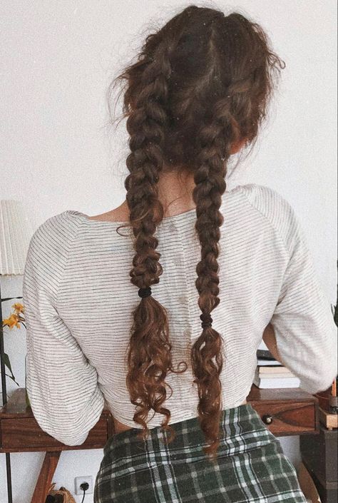 Witchy Long Hair, Cottage Core Hairstyles Curly, Brown Curly Hair Hairstyles, Cottage Core Hairstyles, Long Wavy Brown Hair, Cottagecore Hair, Academia Hairstyle, Brown Curly Hair, Curly Hair Photos