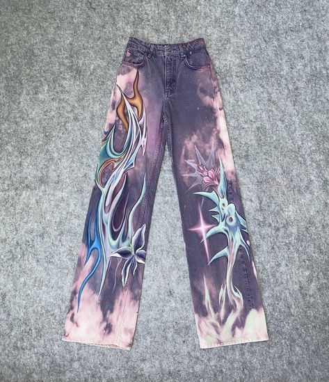 Reworked Jeans, Diy Pants, Painted Clothes Diy, Upcycle Clothes Diy, Diy Fashion Clothing, Chill Outfits, Painted Clothes, Upcycled Fashion, Streetwear Fashion Women