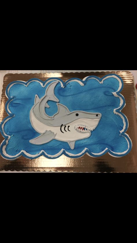 Shark cupcake cake Shark Week Cupcake Ideas, Shark Birthday Sheet Cake, Shark Cake Designs, Shark Pull Apart Cupcake Cake, Shark Cupcakes Kid Birthdays, Shark Pull Apart Cupcakes, Shark Birthday Cupcakes, Shark Cookie Cake, Shark Sheet Cake