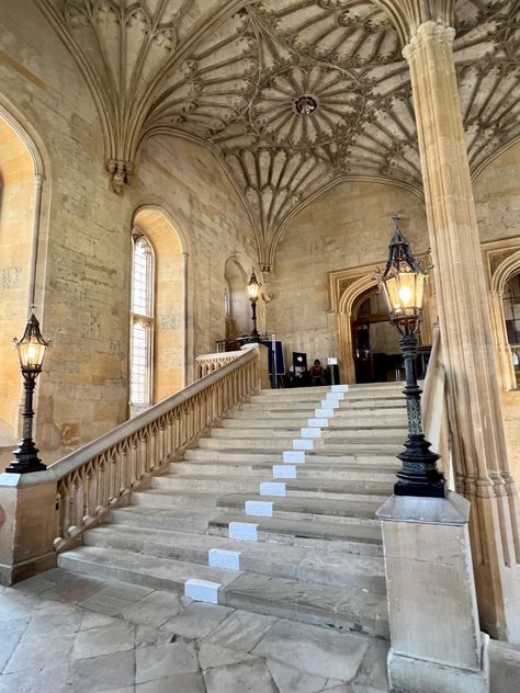 Visiting Christ church in Oxford where the first two Harry Potter films were filmed. Hogwarts Stairs, Oxford Aesthetic, Harry Potter Chamber Of Secrets, Christ Church Oxford, King's College Cambridge, University Plan, Success Board, Dream University, Oxford City