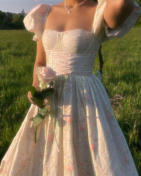 Nadine | Cottagecore on Instagram: “Some more pictures in this lovely dress from @selkie 🦢🥀 Get 10% off with code „NADINE“!! (PR/Gift) #cottagecoreaesthetic” Cottagecore Long Dress, Selkie Dress Wedding, Pastel Dress Aesthetic, Cottage Dress Aesthetic, Val Dresses, Prom Dresses Cottagecore, Angelcore Dress, Sawyer Aesthetic, Cottagecore Prom Dress