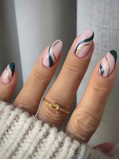 Classy Nails With Green, Nails Inspiration Emerald Green, Dark Green Nail Designs Short, Dark Emerald Green Nails Design, Classy Emerald Green Nails, Emerald Green Nails And Gold, Gel Nails Green And Gold, Dark Emerald Green Nails With Gold, Emerald Green Nail Ideas Short