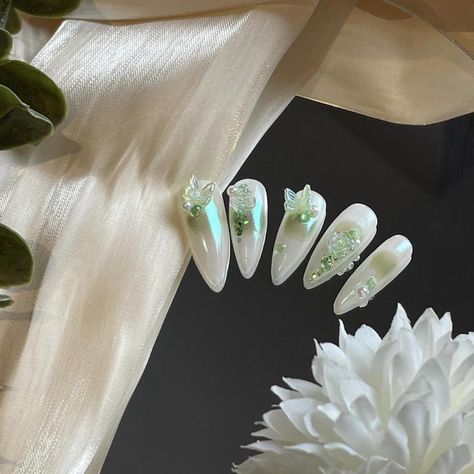 White And Green Glitter Nails, Asian Nails Green, Green Chinese Nails, Neo Champagne Green, White Fairy Nails, White And Green Nail Designs, White Nails With Green Designs, Butterfly Nails Green, Green And White Nail Designs