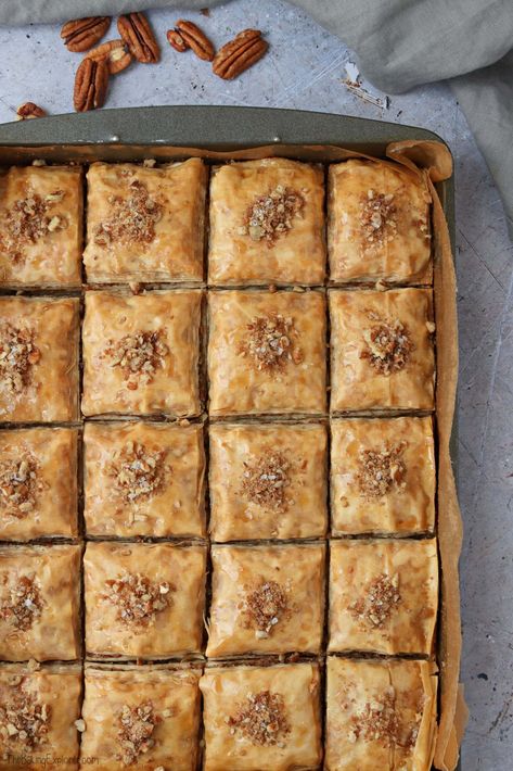 Salted Caramel & Pecan Baklava Easy Pecan Desserts, Pecan Desserts Easy, Pecan Baklava, Pecan Dessert Recipes, Filo Recipes, Filo Pastry Recipes, Salted Caramel Recipes, Desserts Thanksgiving, Pecan Desserts