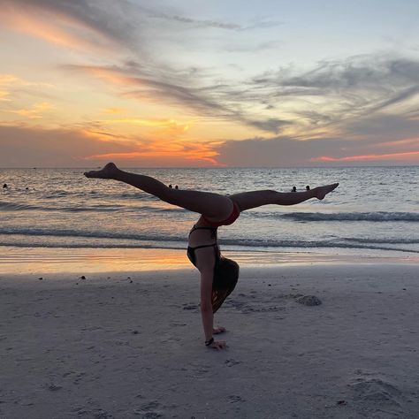 handstands Handstand Aesthetic, Beach Photos Friends, Dream Life Goals, Gymnastics Poses, Adventure Aesthetic, Dream Life House, Surf Life, Handstand, Vacation Photos