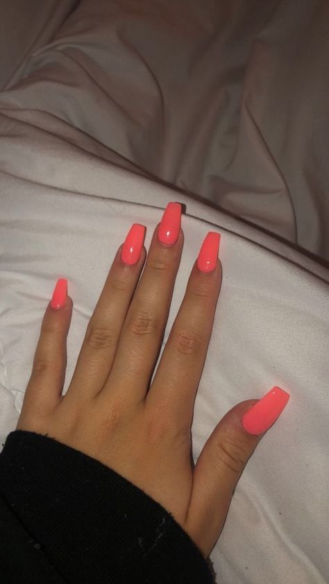 Acrylic Nails Coral Pink, Plain Fake Nail Colors, Nail Inspo Acrylic Solid Color, Salmon Color Nails Acrylic, Coral Pink Acrylic Nails, Ombré Coral Nails, Pink Salmon Nails, Salmon Acrylic Nails, Acrylic Solid Color Nails