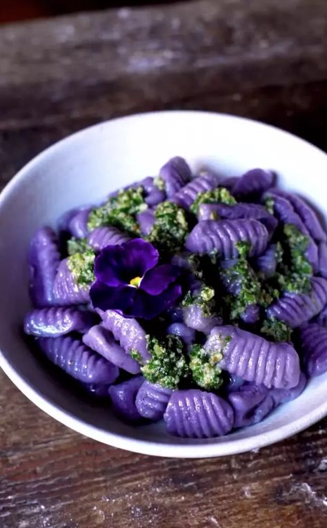 Blue Potatoes Recipe, Table Of Food, Vegetarian Recipes Halloween, Purple Recipes, Purple Potatoes Recipe, Purple Dinner, Purple Gnocchi, Potato Gnocchi, Purple Food Recipes