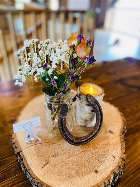 Horse Wedding Ideas, Horse Wedding Theme, Cowgirl Bridal Shower, Horseshoe Crafts Projects, Gathering Ideas, Western Style Wedding, Diamond Centerpiece, Wedding Horseshoes, Elegant Horse