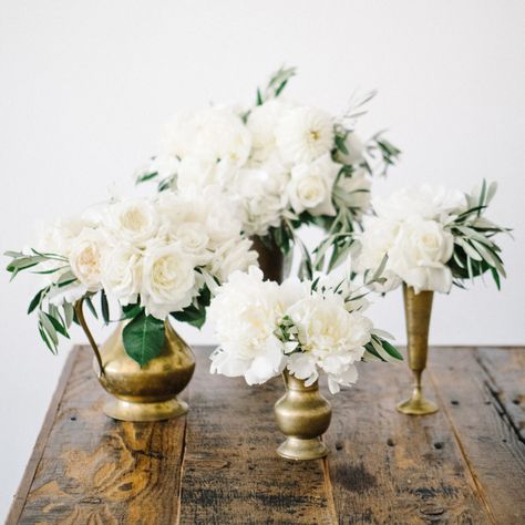 Gold antique vases and white flowers: http://www.stylemepretty.com/living/2015/07/02/a-sophisticated-twist-on-red-white-blue/ | Photography: Steve Steinhardt - http://www.stevesteinhardt.com/ Rustic Tablescape, Bridal Things, Vases Ideas, Room Aesthetics, Elegant Dinner Party, Gold Vases, Small White Flowers, Diy Vase, Deco Floral