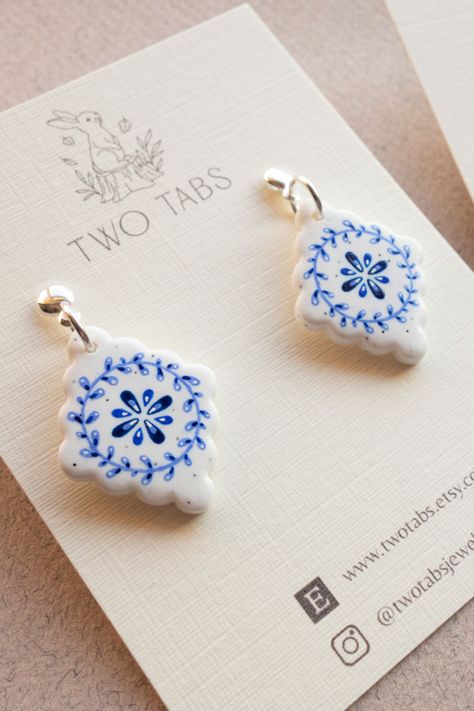 Silver Polymer Clay, Clay Painted Earrings, Painting Polymer Clay Earrings, Blue And White Polymer Clay Earrings, Handmade Rings Diy, Polymer Clay Tiles, Painted Polymer Clay Earrings, Painted Polymer Clay, Portuguese Style