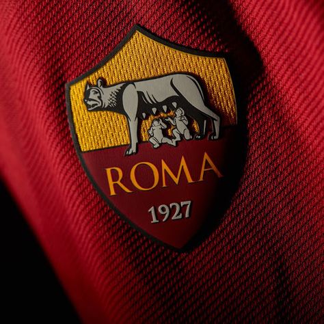 Limited Edition Nike AS Roma Totti Kit Revealed - Footy Headlines Italian Soccer Team, Paris Saint Germain Fc, As Roma, Wolf Pack, Football Kits, Paris Saint-germain, Soccer Team, The Shirt, Porsche Logo