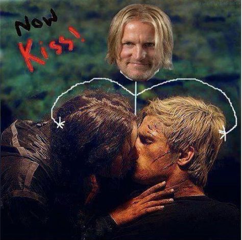 . The Hunger Games Books, Hunger Games Peeta, Hunger Games Katniss, Hunger Games Memes, Hunger Games Movies, Hunger Games Humor, Donald Sutherland, Katniss And Peeta, Hunger Games 3