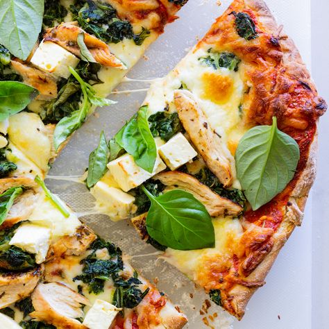 Grilled Greek Chicken Pizza with Spinach and Feta Pizza Sauce Easy, Pizza With Spinach, Make Pizza At Home, Feta Pizza, Onion Pizza, Spinach Pizza, Pizza At Home, Grilling Sides, Easy Homemade Pizza