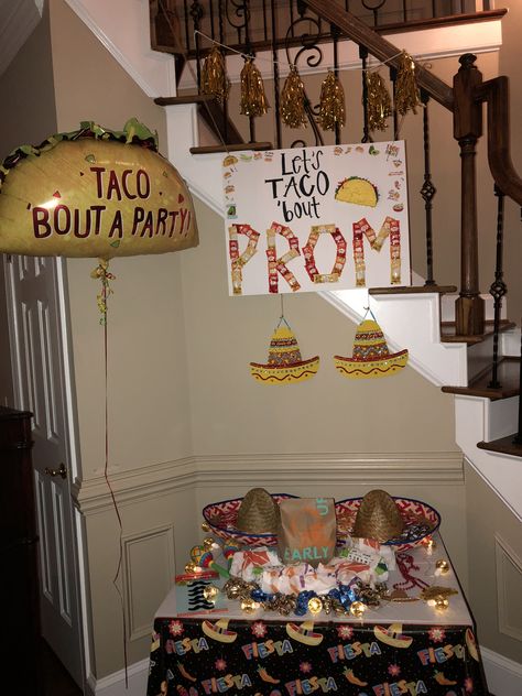 Taco Bell Promposal Taco Promposal, Taco Bell Promposal, Taco Hoco Proposal, Mexican Promposal, Food Promposal Ideas, Food Promposal, Hawaiian Bros, Hoco Asks, Prom Group Poses