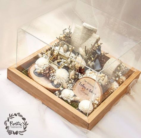 Box Hantaran Rustic, Engagement Box Ideas, Hantaran Cincin, Seserahan Rustic, Wedding Floral Decor, Engagement Box, Thali Decoration Ideas, Ring Box Wedding, Wedding Gift Pack