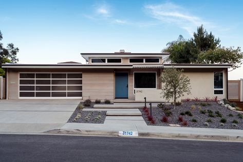 Midcentury Modern Residence, Laguna Niguel // MYD studio archite Coastal Midcentury Modern, Xeriscape Ideas, Modern Landscape Lighting, Outdoors Ideas, Mid Century Exterior, Modern Front Yard, Modern Entry, Drought Tolerant Landscape, Floating Staircase