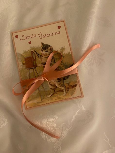 Valentines Day Card Ideas Aesthetic, French Love Aesthetic, Vintage Valentines Day Aesthetic, Valentine Card Aesthetic, Coquette Valentines Outfit, Aesthetic Valentines Outfit, Valentines Day Cards Aesthetic, Wlw Valentines Day, Valentines Day Coquette