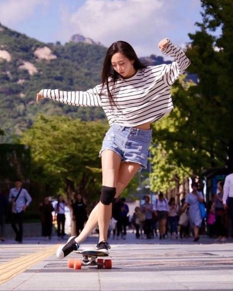 Pose Mannequin, Hyo Joo, Action Pose Reference, I Am, Female Pose Reference, Anatomy Poses, Body Reference Poses, Longboards, Human Poses Reference