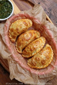 Baked empanadas with ground beef filling Keto Empanadas, Homemade Empanadas, Baked Empanadas, Beef Empanadas Recipe, Beef Picadillo, Ecuadorian Food, Argentinian Food, Empanadas Dough, Beef Empanadas