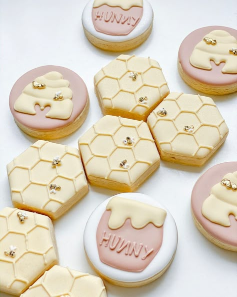 Spring Decorated Cookies Ideas, Honey Bee Cookies, Bee Sugar Cookies Decorated, Bee Decorated Cookies, Bee Sugar Cookies, Decorated Cookies Summer, Bee Theme Cookies Decorated, Hunny Pot Cookies, Bee Day Cookies