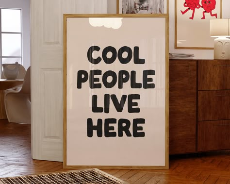 Cool People Live Here, Trendy Wall Art Living Room, Retro Typography Design, Wall Decor Neutral, Funky Aesthetic, Collage Mural, Cool People, Funky Wall Art, Retro Typography