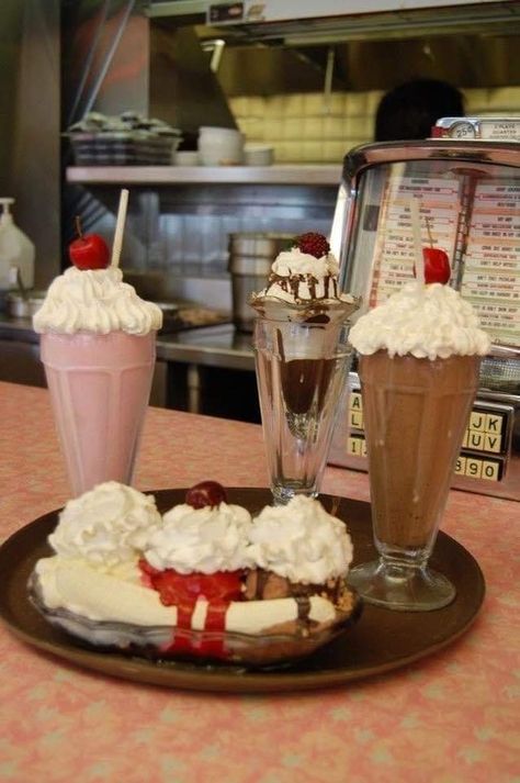 1950 Soda Shop, 50’s Diner, Retro Ice Cream Shop, Diner Milkshake, 60s Diner, 1950 Diner, Retro Dinner, Diner Aesthetic, 1950s Diner