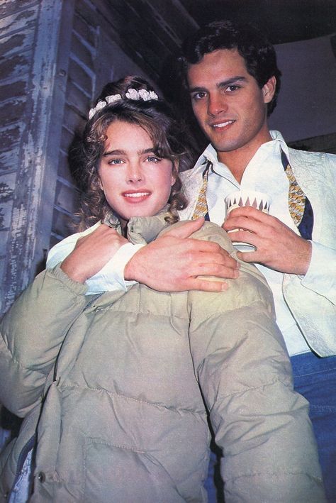 Brooke Shields & Martin Hewitt take a break while filming 'Endless Love' Endless Love 1981, Brooke Shield, Brooke Shields Young, Japan Picture, Rob Lowe, Brooke Shields, Actrices Hollywood, Movie Couples, Princesa Diana