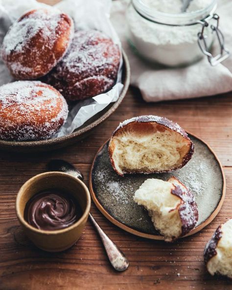 Beignets pour mardi gras Orange Ricotta, Chocolate Dipping, Chocolate Dipping Sauce, Romantic Desserts, Orange Recipes, Donut Recipes, Beignets, Powdered Sugar, Dipping Sauce