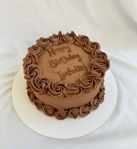 Chocolate Rose Cake Cake With Roses On Top, Simple Chocolate Cake Decoration, Chocolate Cake Pictures, Chocolate Rose Cake, Chocolate Cake Ideas, 20 Cake, How To Pipe Roses, Chocolate Cake Designs, Easy Chocolate Cake