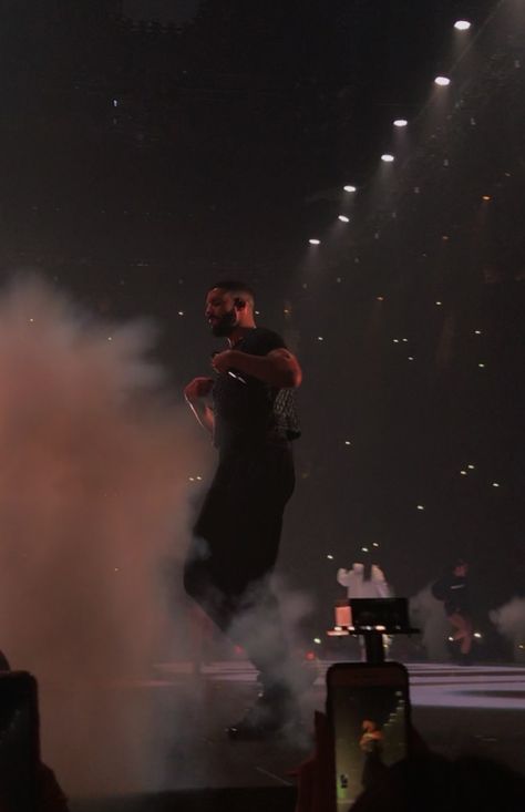 Drake On Stage Aesthetic, Drake Dark Aesthetic, Drake Girls Aesthetic, Old Drake Aesthetic, Drake Girl Aesthetic, Drake Concert Wallpaper, Drake Concert Aesthetic, Drake Lockscreen, Drake Live