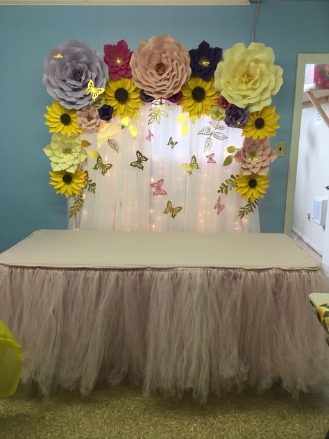 Sunflower And Butterfly Party Theme, Sunflower Room Ideas, Butterfly Party Theme, Butterfly Party Ideas, Butterflies And Sunflowers, Rose And Sunflower, Sunflower Room, Butterfly Theme Party, Sunflower Party